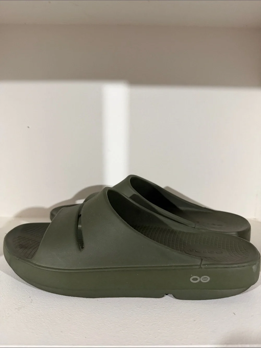 Oofos Ooahh recovery slides olive green Men’s Size 10 Women’s 11